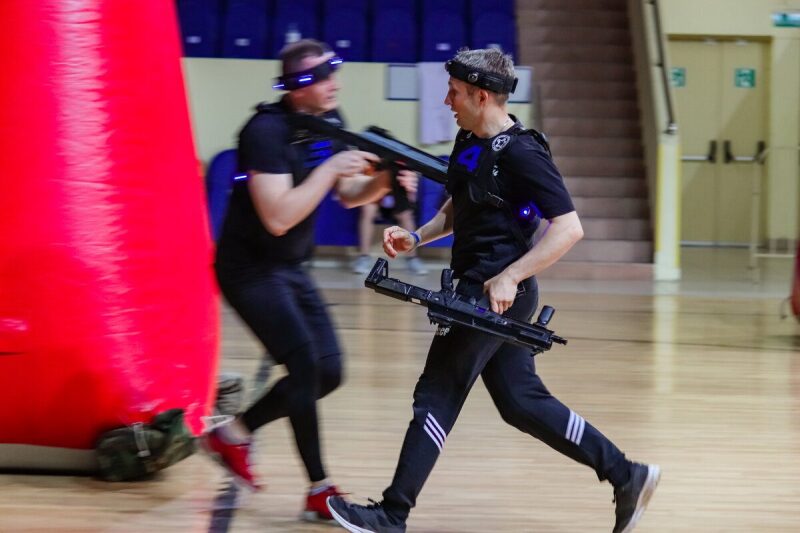 Игроки LASERWAR в динамике движутся по арене